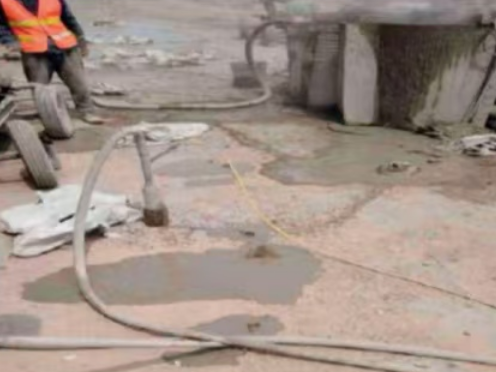 鹰手营子矿水泥混凝土路面板底注浆技术 路面脱空注浆整治方案