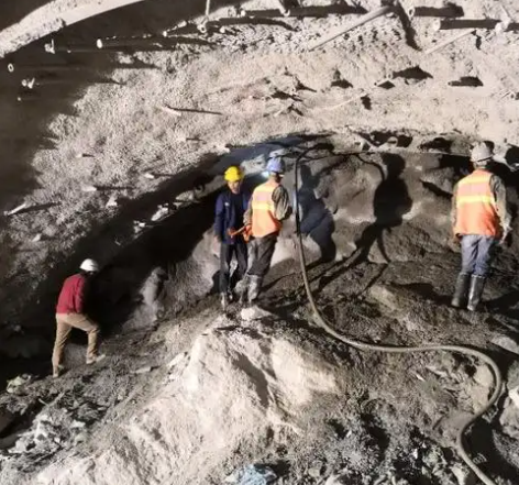 鹰手营子矿拱顶带模注浆料的施工流程及注意事项